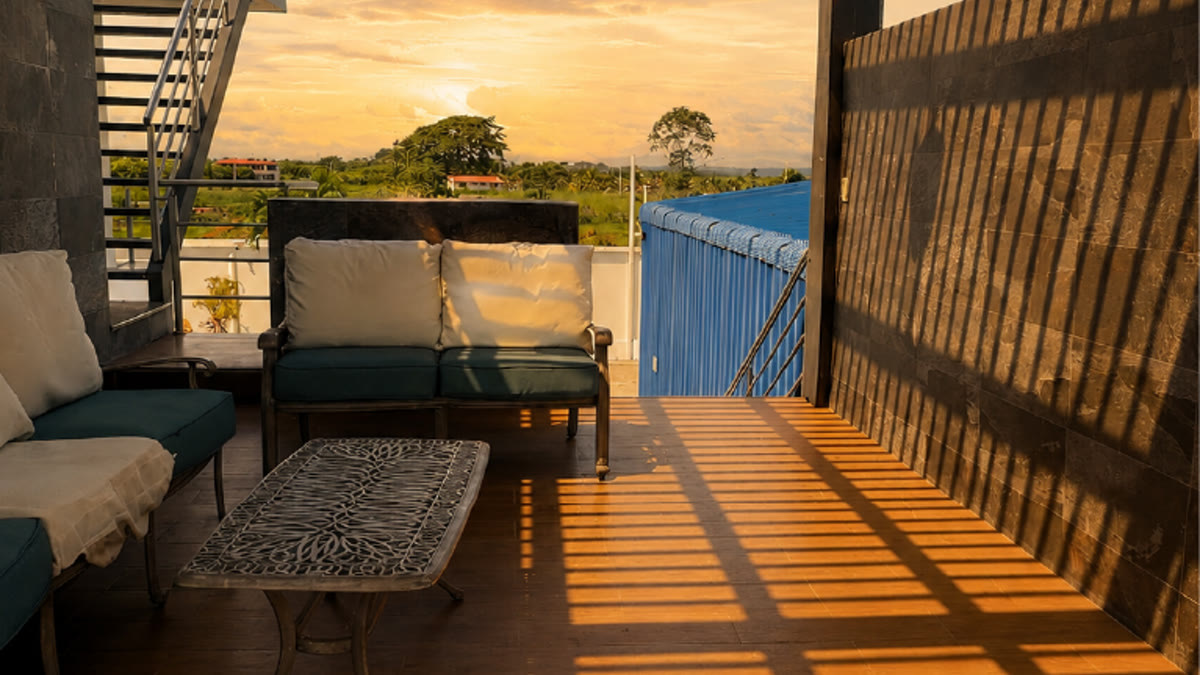 Sala de White Villa preparada para una estadía tranquila