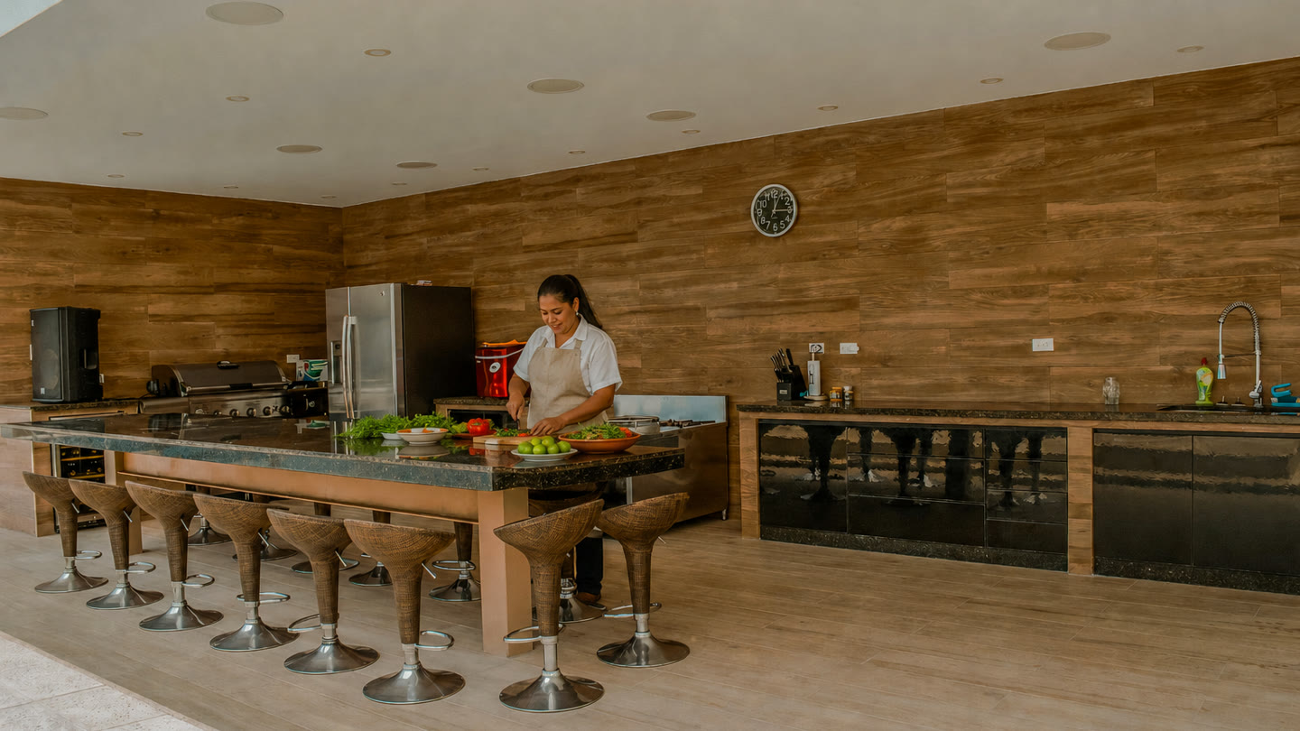Cocinera local preparando alimentos frescos en la cocina de White Villa