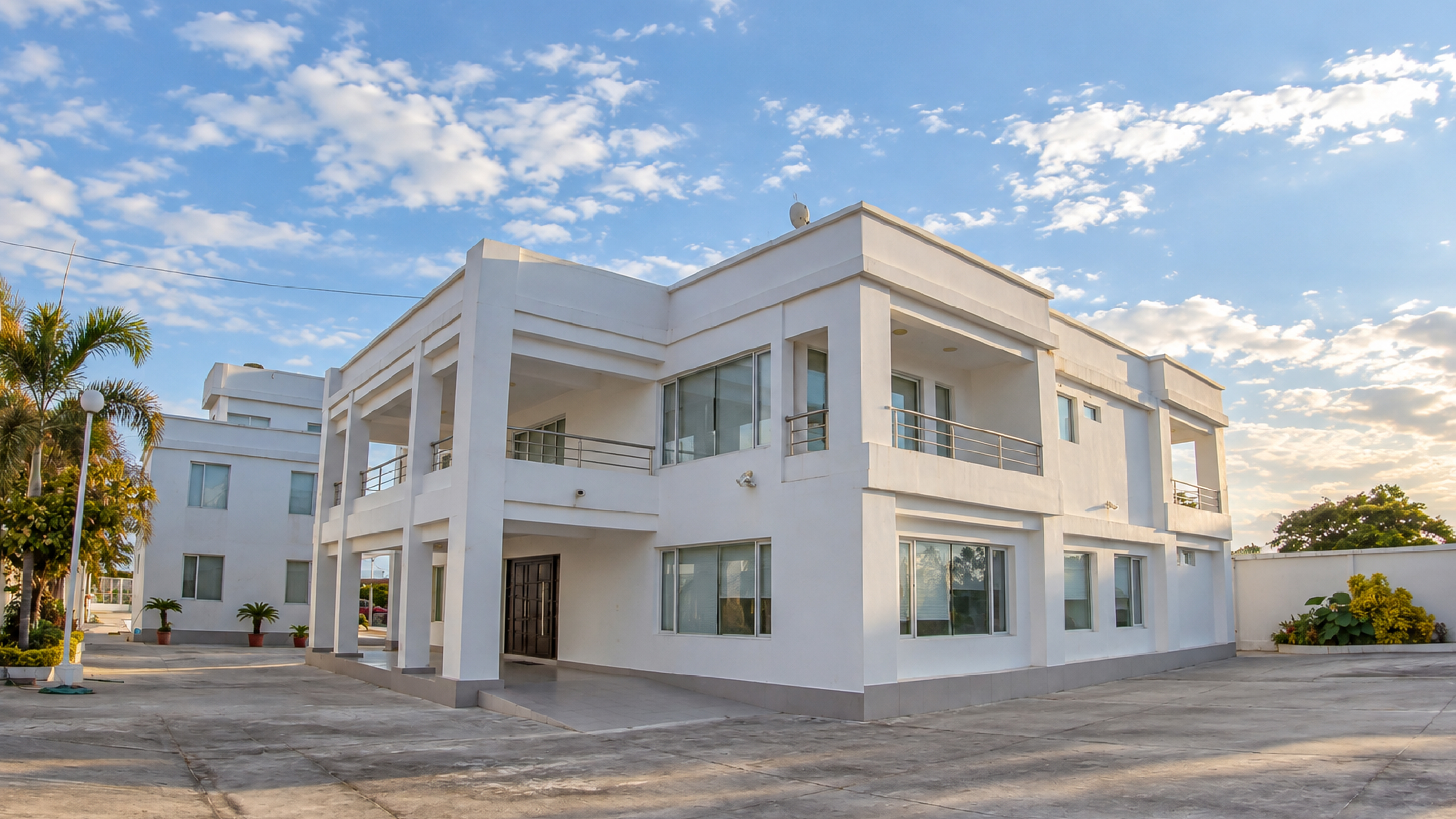 Atardecer sereno en White Villa